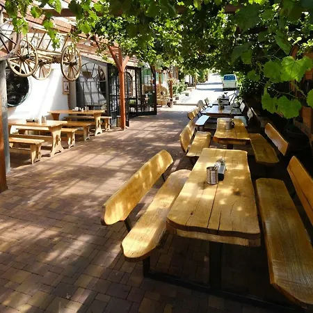 Hotel - Vinarstvi - Pivovar Rustikal Hustopece - U Mandlonovych Sadu 3*